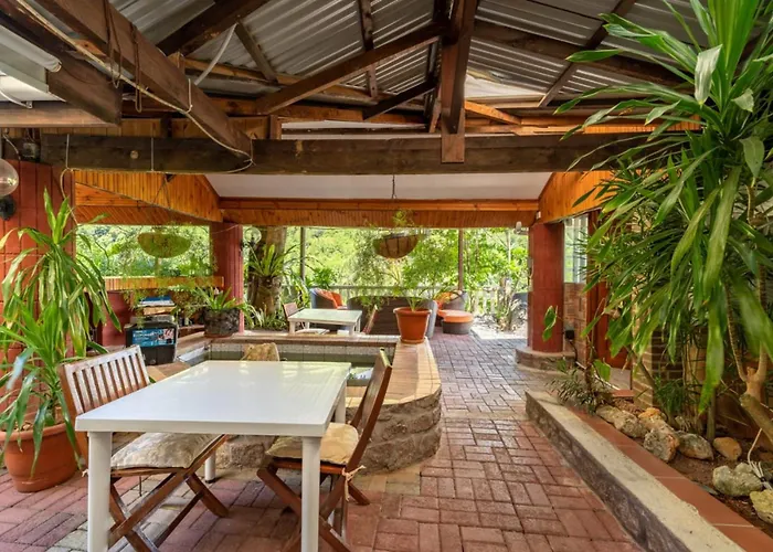 Spacious House With Shared Pool In Semesterbostad *