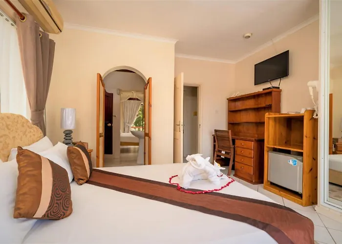 Spacious House With Shared Pool In Machabee