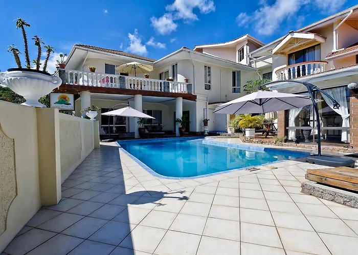 Semesterbostad Spacious House With Shared Pool In