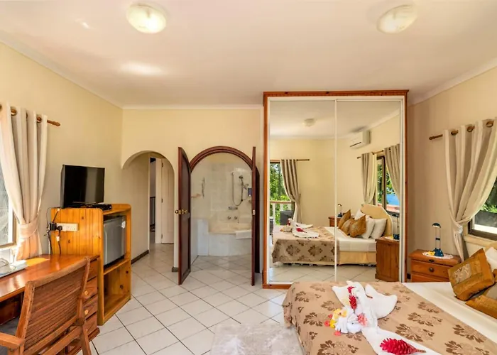 Semesterbostad Spacious House With Shared Pool In