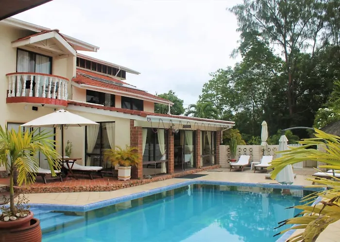 Spacious House With Shared Pool In Semesterbostad *