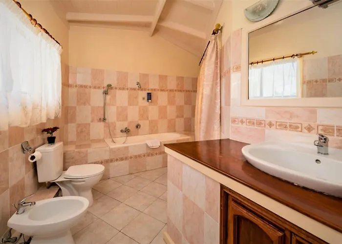 Semesterbostad Spacious House With Shared Pool In Machabee